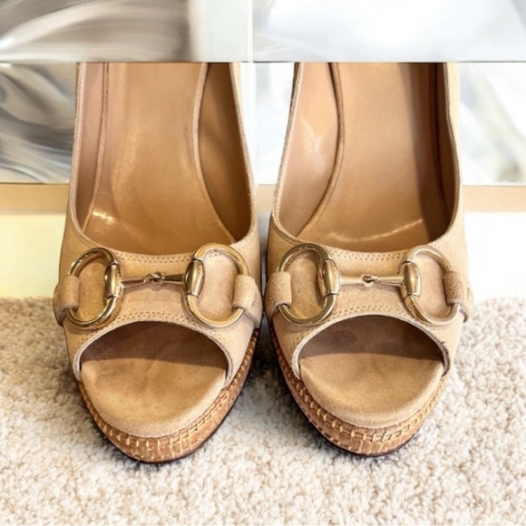 Vintage Gucci nubuck suede gold toned horse bit vintage high heels pumps SZ 9.5 - Picture 1 of 17